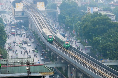 Đoàn tàu đường sắt Cát Linh - Hà Đông băng băng qua các nhà ga