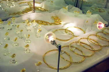 Xu hướng trang sức cưới gắn đá quý lên ngôi