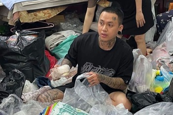 "Thanh niên xăm trổ" lao vào nước xiết cứu người mắc kẹt trong vùng lũ