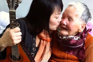 NSND Thái Bảo kể về người mẹ 3 lần chạy trốn khỏi trạm xá để giữ lại con gái