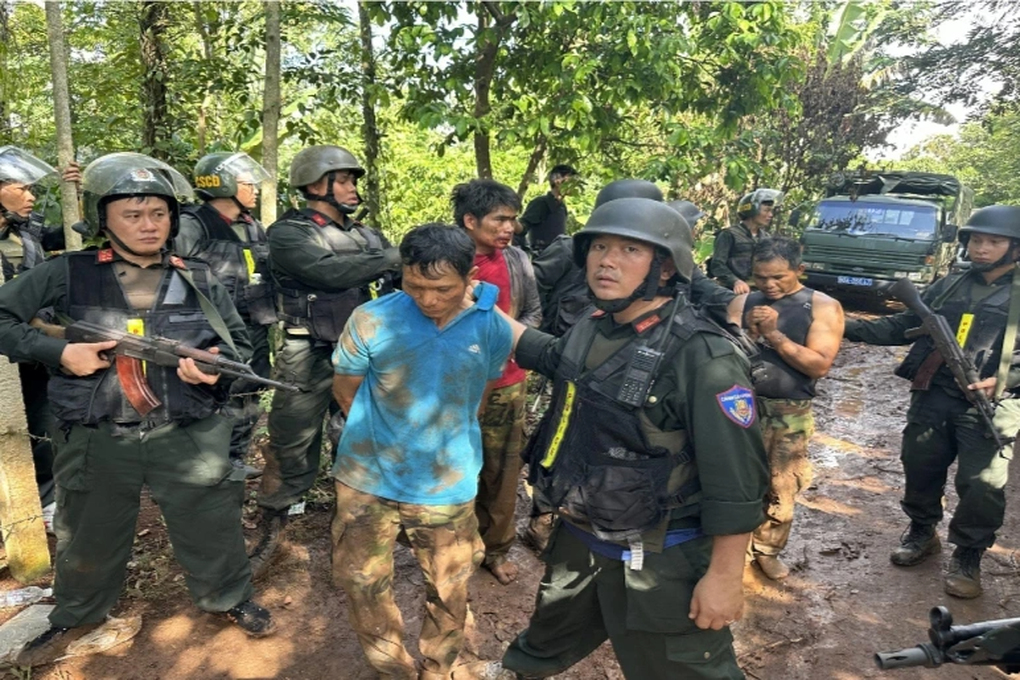 Băng rừng, vượt đồi truy bắt các đối tượng trong vụ khủng bố tại Đắk Lắk - 8 Băng rừng, vượt đồi truy bắt các đối tượng trong vụ khủng bố tại Đắk Lắk - 8
