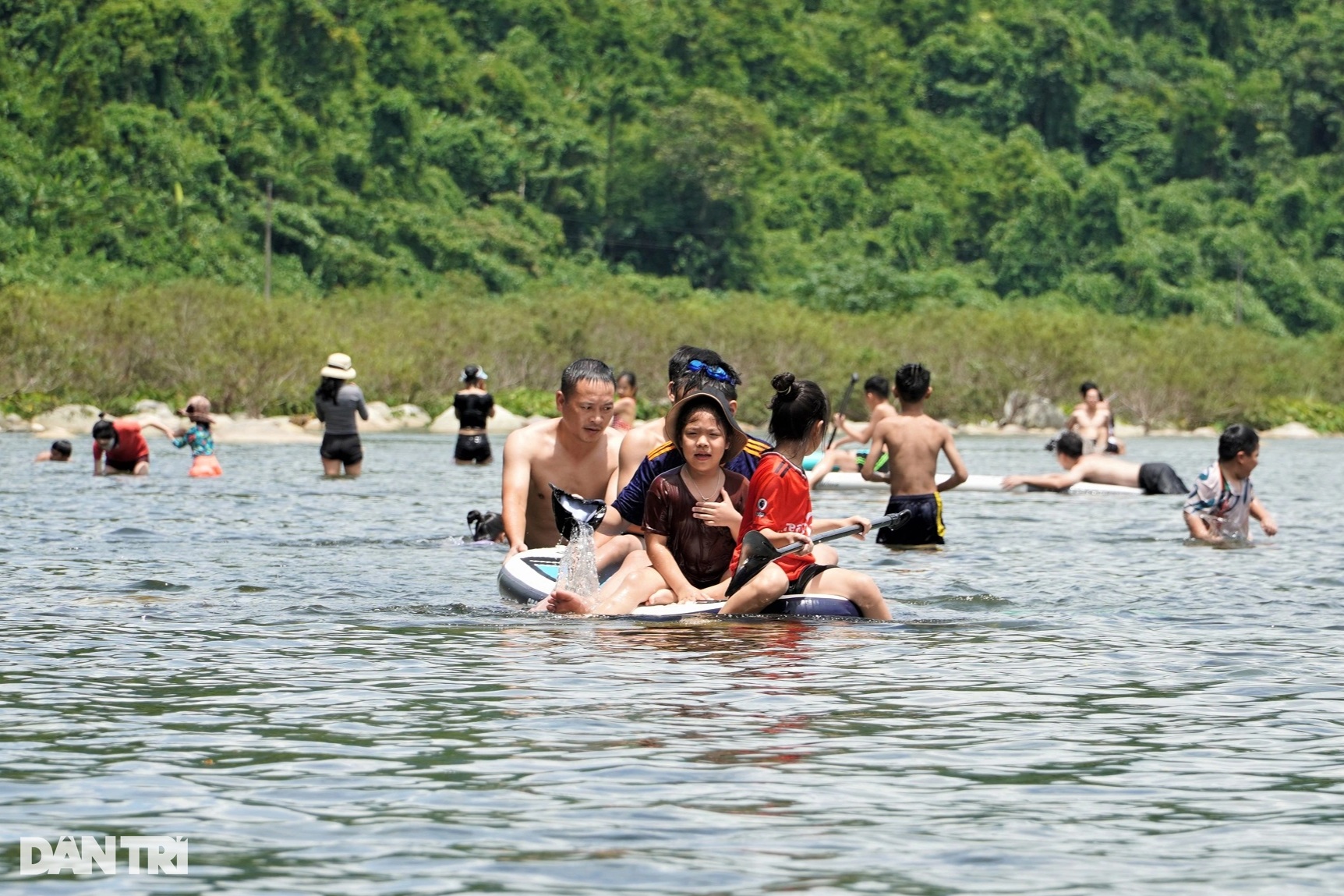 View - Ngày đầu nghỉ lễ 2/9, dân phố ùn ùn lên suối nước hoang sơ "đổi gió" | Báo Dân trí