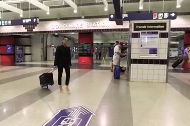 Du khách cưỡi vali chạy vèo vèo trong sân bay