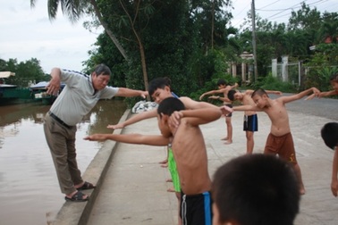 Cảm phục thầy giáo 16 năm dạy bơi miễn phí cho học sinh nghèo