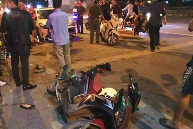 Ô tô “điên” húc hàng loạt xe máy trong đêm