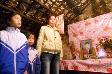 3 mẹ con sống trong chuồng lợn cũ