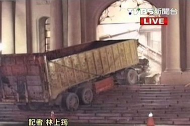 Xe tải lao vào văn phòng nhà lãnh đạo Đài Loan