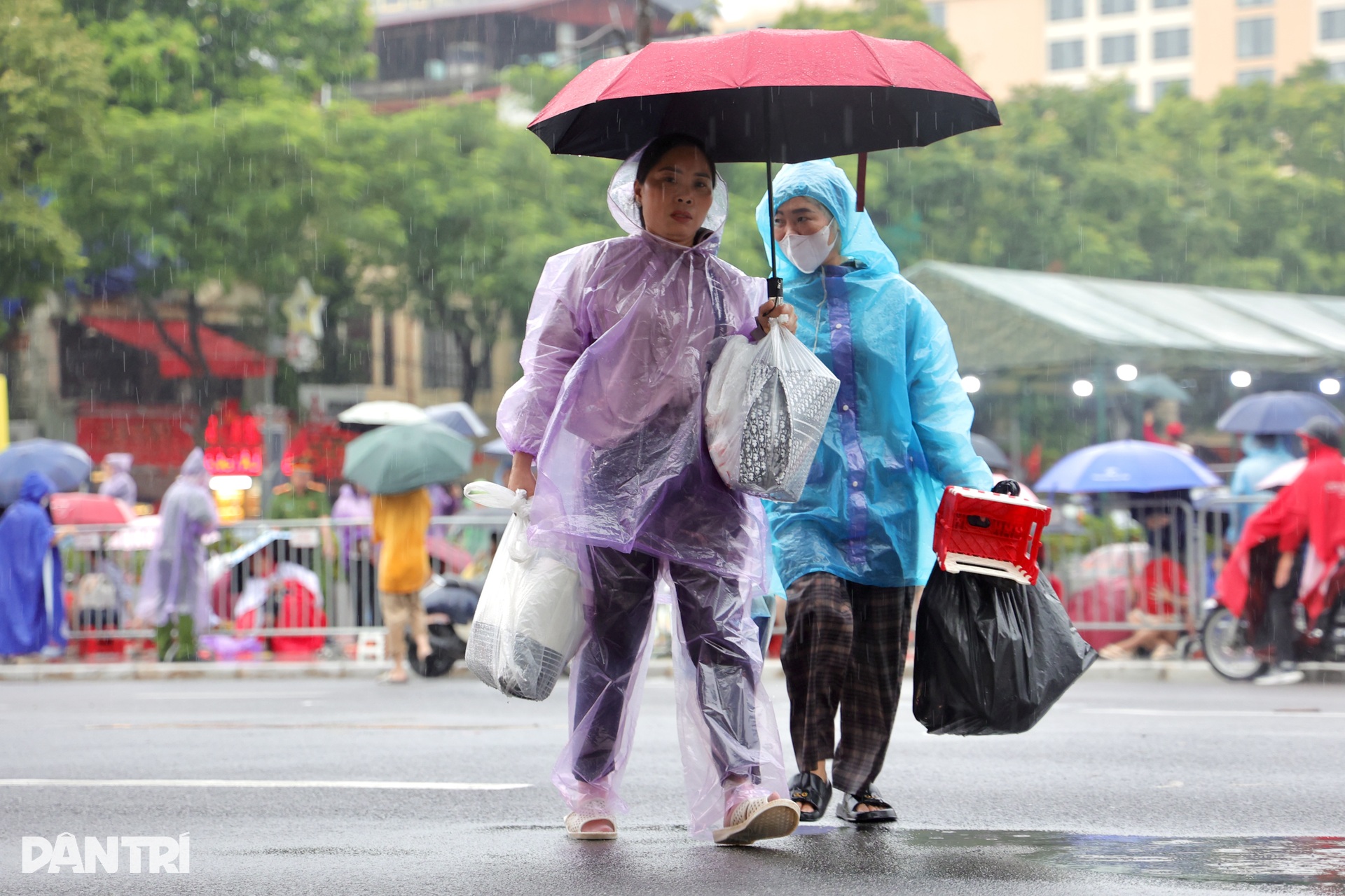 Đội ô, khoá ghế… ngồi kín vỉa hè từ đêm chờ xem sơ duyệt diễu binh - 12 Đội ô, khoá ghế… ngồi kín vỉa hè từ đêm chờ xem sơ duyệt diễu binh - 12