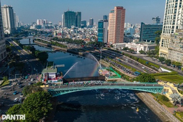 VN-Index giảm sâu, cổ phiếu VND tăng trần
