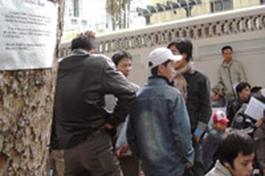 Bắt 5 kẻ cưỡng đoạt tiền của người xin visa đi Séc