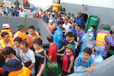 Hơn 2.000 du khách mắc kẹt tại Cô Tô về đất liền an toàn