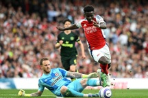 Arsenal chủ động "giương cờ trắng" trước Liverpool