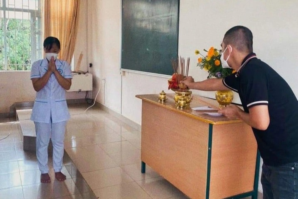 Nữ điều dưỡng lập bàn thờ bố nơi cách ly, nén nỗi đau tiếp tục nhiệm vụ - 1