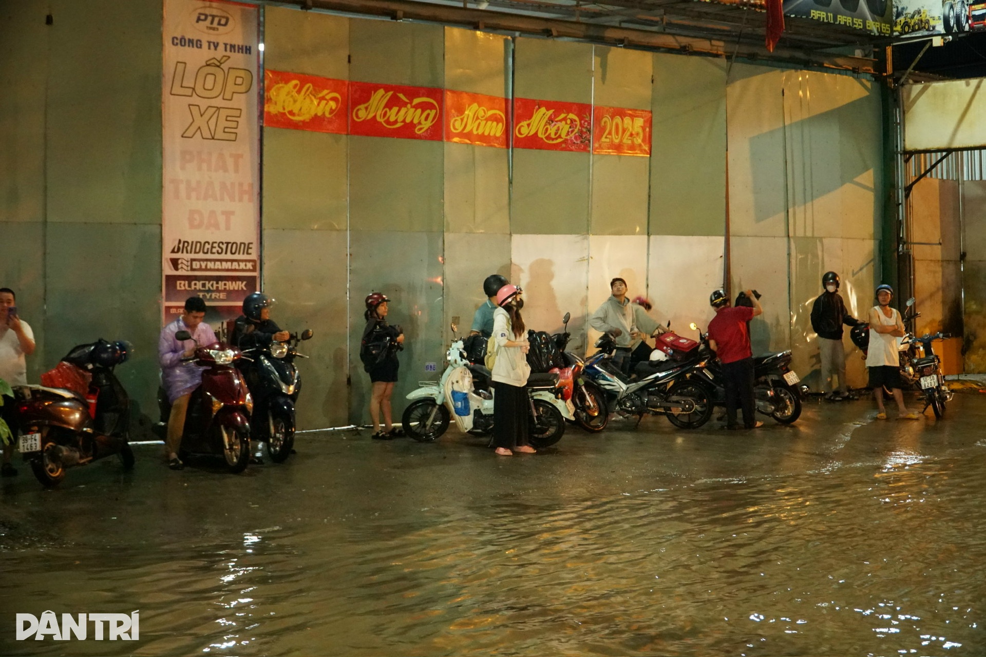 Quốc lộ ở TPHCM ngập mênh mông, người dân chôn chân sau giờ tan ca - 6 Quốc lộ ở TPHCM ngập mênh mông, người dân chôn chân sau giờ tan ca - 6
