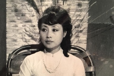 Ngắm nhan sắc của “giọng đọc huyền thoại” Kim Tiến 38 năm về trước