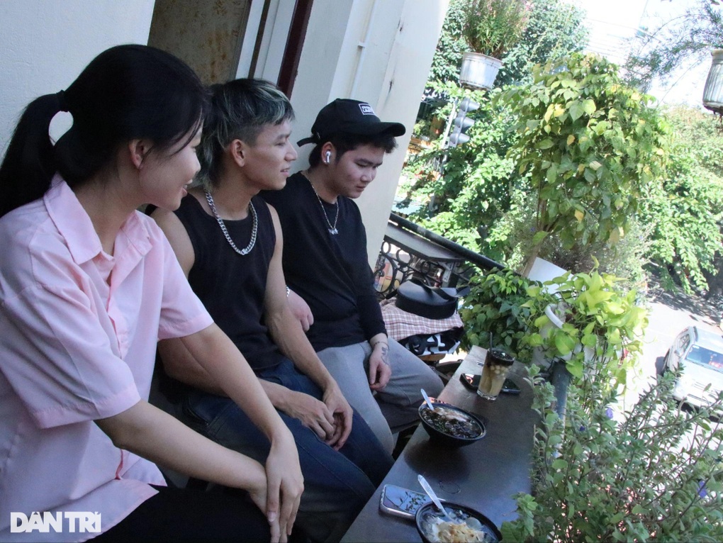 Hà Nội: Đổ xô ăn chè đậu đỏ để... thoát ế ngày Thất tịch - 4 Hà Nội: Đổ xô ăn chè đậu đỏ để... thoát ế ngày Thất tịch - 4