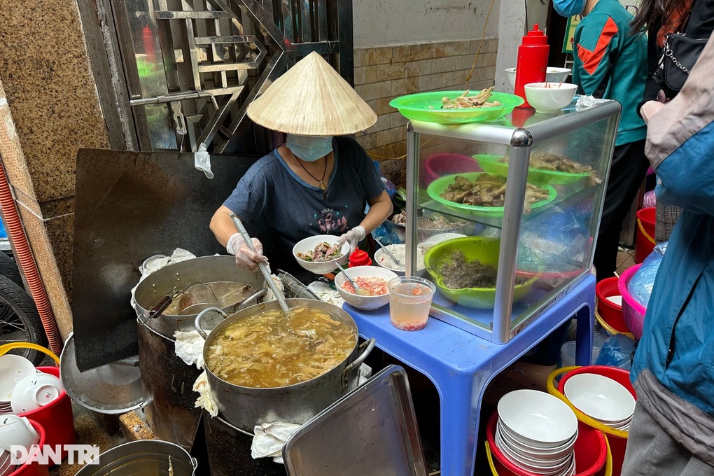 Bún ngan nổi tiếng Hà Nội: Chủ bán hàng lặng thinh, khách ăn thấp thỏm - 2