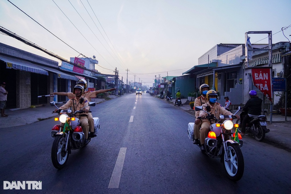 Di quan ông Trương Vĩnh Trọng đến hội trường UBND tỉnh để tổ chức tang lễ - 6 Di quan ông Trương Vĩnh Trọng đến hội trường UBND tỉnh để tổ chức tang lễ - 6