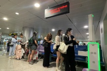 Khách nhập cảnh Tân Sơn Nhất lóng ngóng trước thủ tục tự động