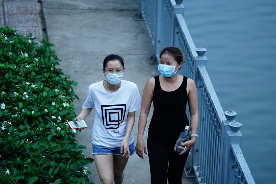 Nhịp sống “bình thường” trước khi lệnh cách ly hết hiệu lực - 9 Nhịp sống “bình thường” trước khi lệnh cách ly hết hiệu lực - 9