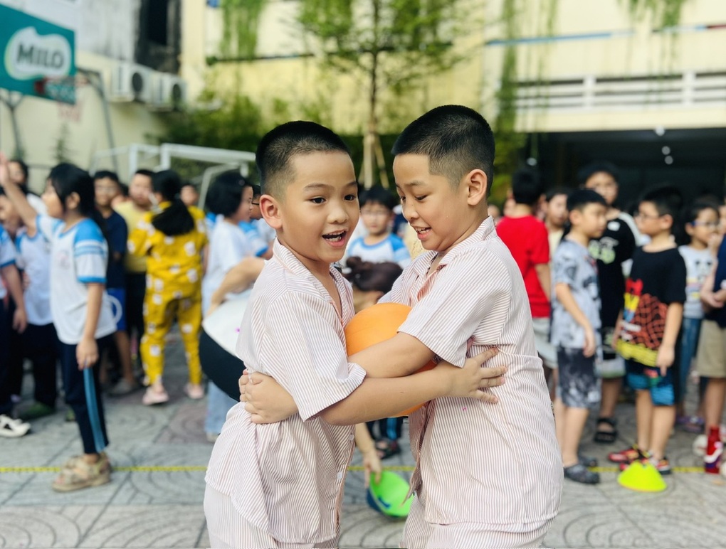Cho trò mặc pyjama, ngủ lại trường, hiệu trưởng chia sẻ lý do... bất ngờ - 1 Cho trò mặc pyjama, ngủ lại trường, hiệu trưởng chia sẻ lý do... bất ngờ - 1