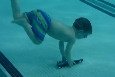 Cậu bé 3 tuổi lặn xuống đáy bể bơi tìm lấy đồ chơi