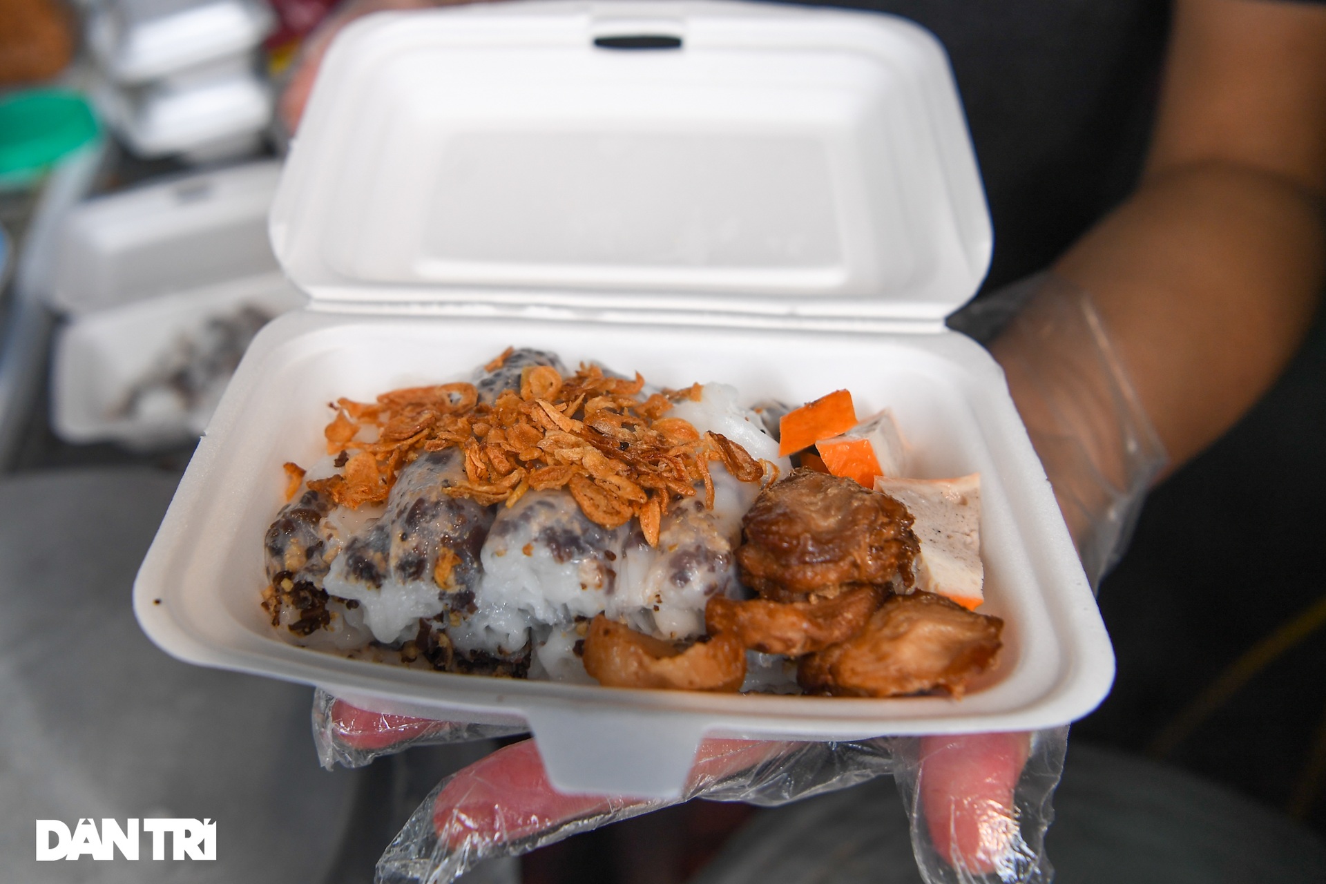 Hà Nội: Ùn tắc phương tiện ở chốt vùng đỏ, mở lại hàng quán tại vùng xanh - 4 Hà Nội: Ùn tắc phương tiện ở chốt vùng đỏ, mở lại hàng quán tại vùng xanh - 4