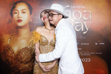 Hứa Minh Đạt không ngại tình tứ với bà xã Lâm Vỹ Dạ trước đông người