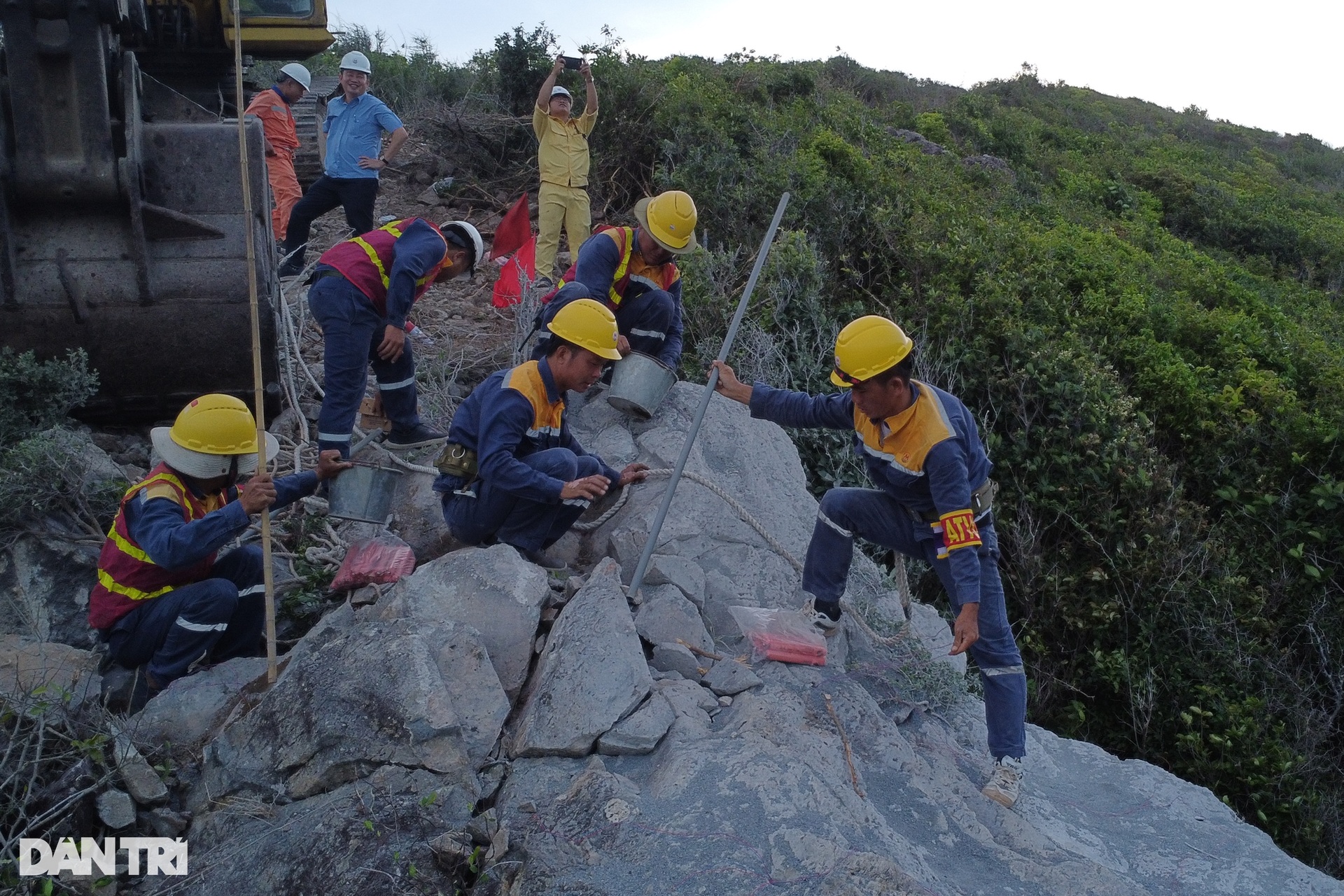 Dùng 20kg thuốc nổ phá khối đá khủng trên cung đường đi sân bay Cam Ranh - 6 Dùng 20kg thuốc nổ phá khối đá khủng trên cung đường đi sân bay Cam Ranh - 6