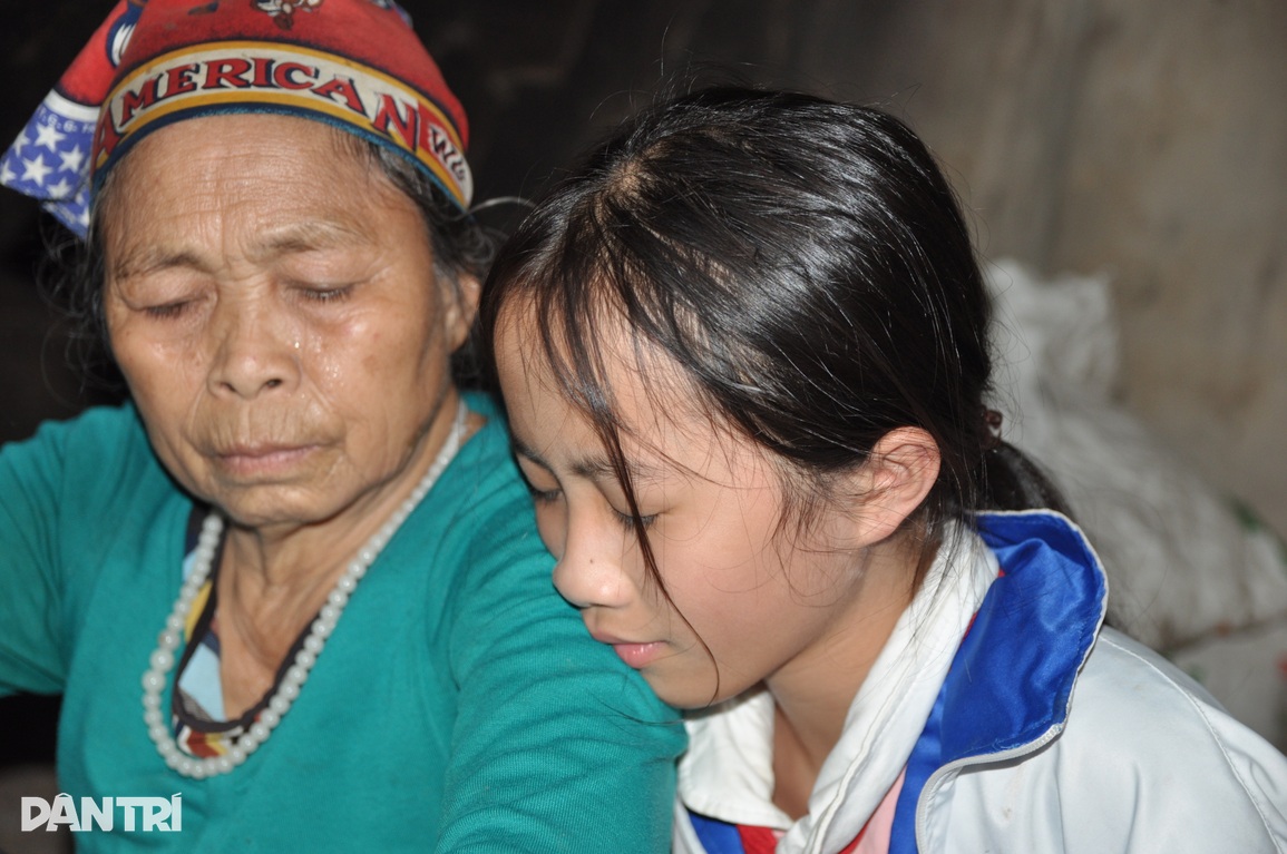 14 tháng mất bố, 2 tuổi mẹ bỏ đi, cô bé côi cút buồn bên bà nội già yếu - 3 14 tháng mất bố, 2 tuổi mẹ bỏ đi, cô bé côi cút buồn bên bà nội già yếu - 3