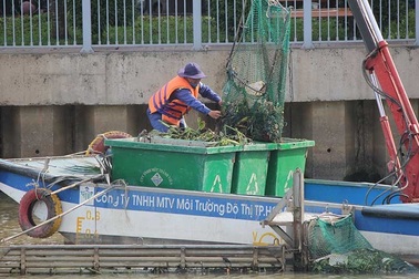 Nhọc nhằn đời công nhân vệ sinh