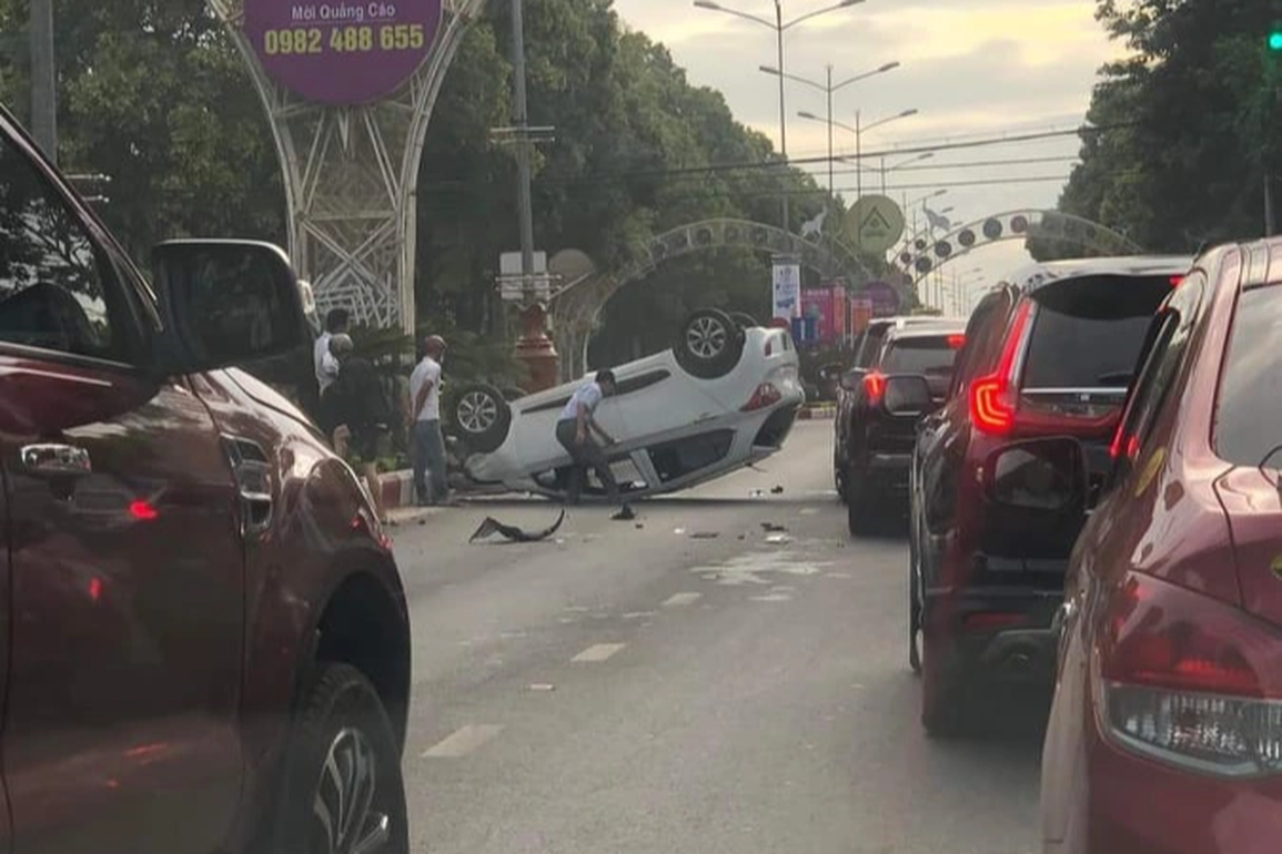 Tài xế 73 tuổi bị lật ngửa xe ô tô giữa phố - 2 Tài xế 73 tuổi bị lật ngửa xe ô tô giữa phố - 2