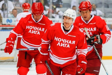 Tổng thống Putin trổ tài chơi khúc côn cầu sau lễ nhậm chức