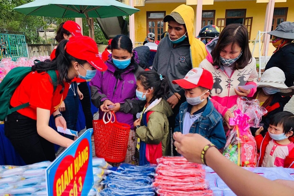 Mở chợ nhân đạo, cấp hàng Tết miễn phí cho học sinh và đồng bào dân tộc - 2 Mở chợ nhân đạo, cấp hàng Tết miễn phí cho học sinh và đồng bào dân tộc - 2