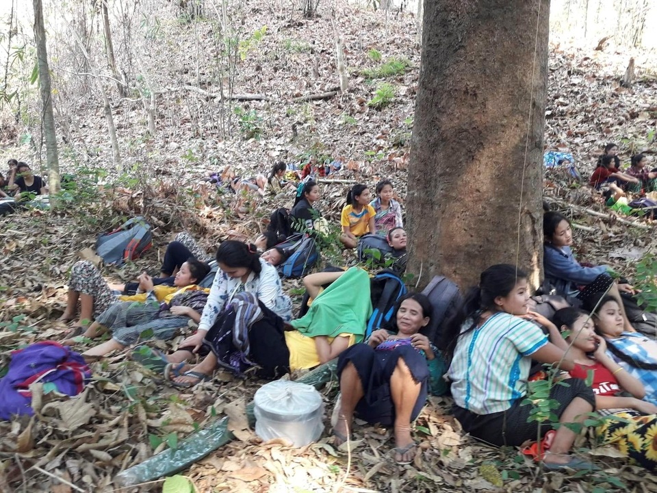 Hàng nghìn người Myanmar băng rừng, vượt biên trốn không kích - 1 Hàng nghìn người Myanmar băng rừng, vượt biên trốn không kích - 1