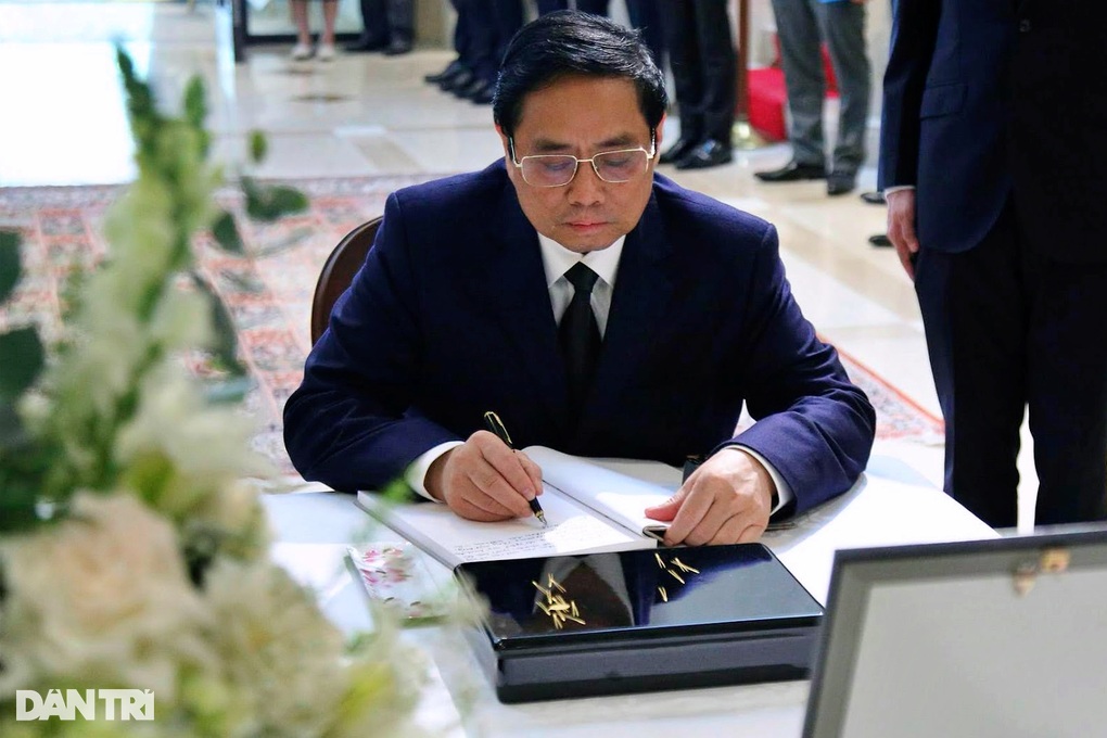 Chủ tịch nước, Thủ tướng ghi sổ tang tưởng niệm ông Abe Shinzo - 4 Chủ tịch nước, Thủ tướng ghi sổ tang tưởng niệm ông Abe Shinzo - 4
