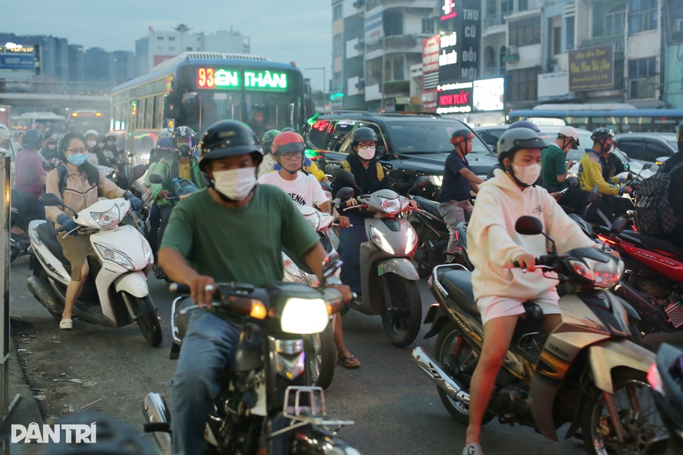 Tiểu thương buôn bán ế ẩm, dẹp tiệm vì kẹt xe ở TPHCM - 1 Tiểu thương buôn bán ế ẩm, dẹp tiệm vì kẹt xe ở TPHCM - 1