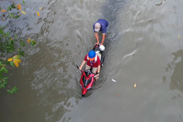 Khu dân cư ở TPHCM bị ngập quanh năm do triều cường