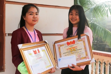 Khen thưởng 2 nữ sinh nhặt được của rơi trả người đánh mất