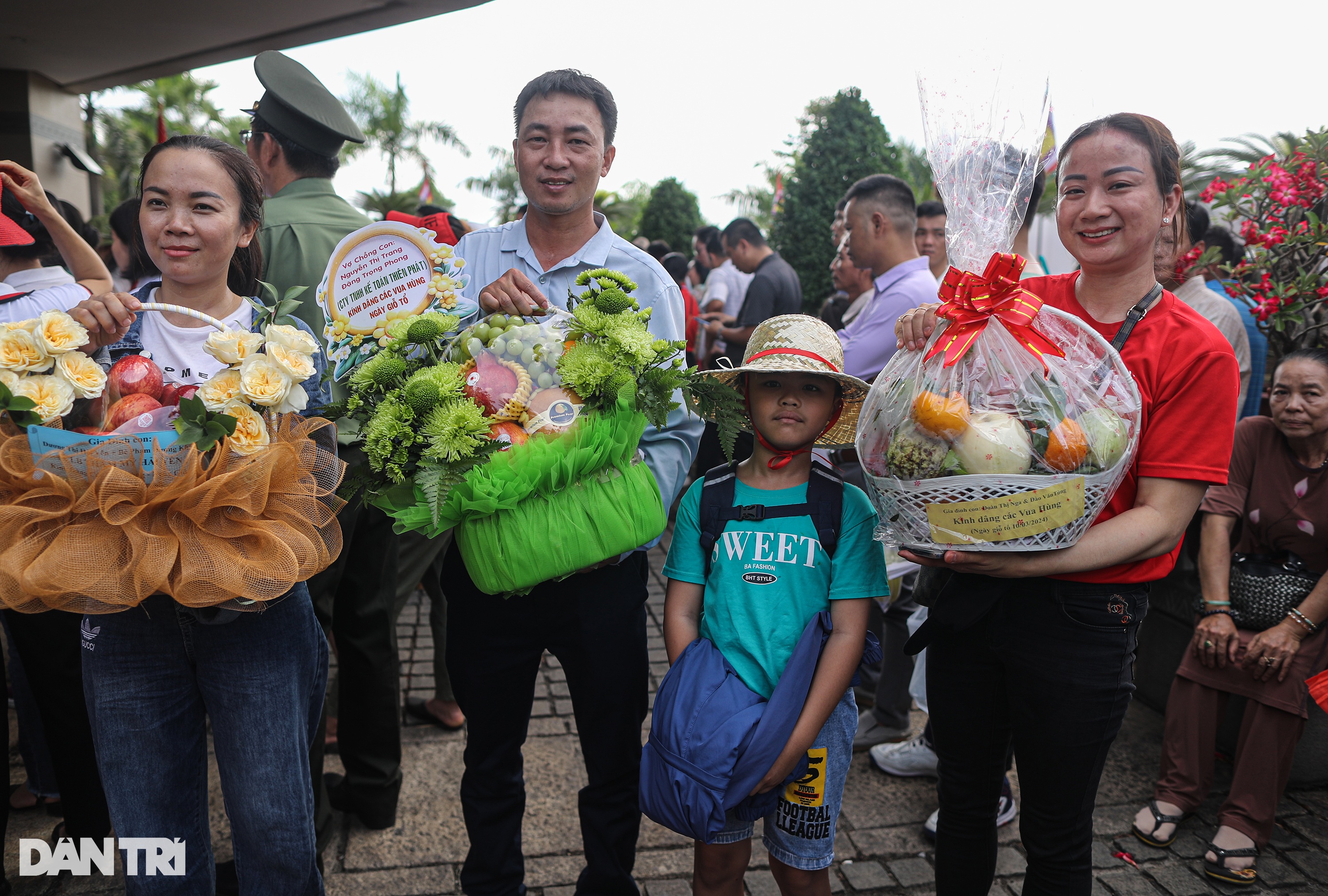 View - Người dân TPHCM xếp hàng dài dâng hương Giỗ Tổ Hùng Vương | Báo Dân trí