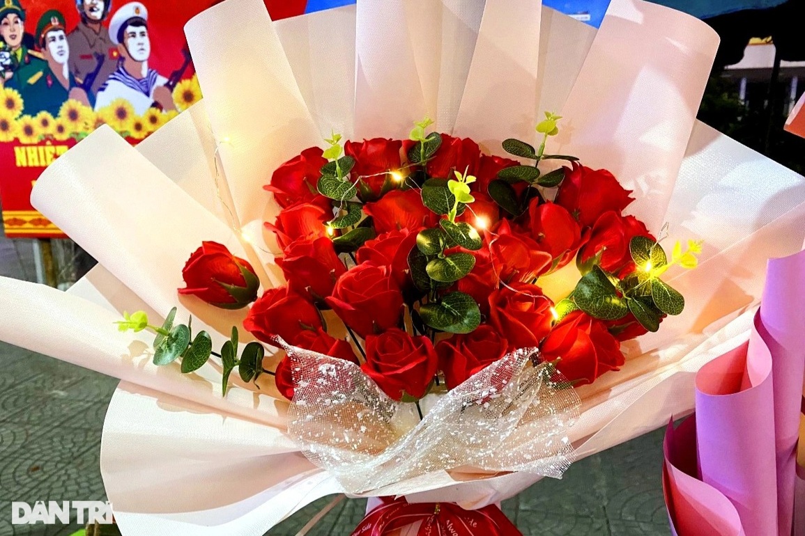 Đường phố ngập tràn hoa hồng và socola lễ Valentine - 2 Đường phố ngập tràn hoa hồng và socola lễ Valentine - 2