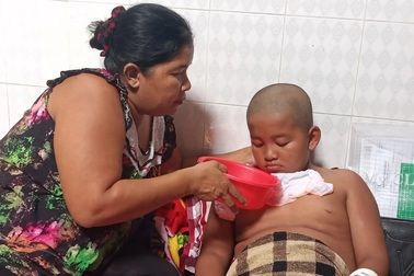 Thương cậu bé Khmer suýt chết mấy lần vì không có tiền chữa bệnh