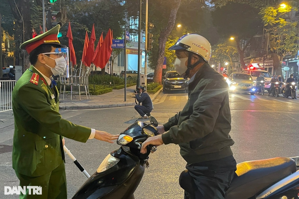 Cận cảnh 10 chốt chặn quanh Nhà thờ Lớn đêm Noel - 7 Cận cảnh 10 chốt chặn quanh Nhà thờ Lớn đêm Noel - 7
