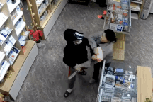 Nữ nhân viên kể phút giằng co với tên cướp có dao trong cửa hàng mỹ phẩm