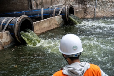 Hình ảnh sông Tô Lịch đón dòng nước trong xanh mới từ hồ Tây