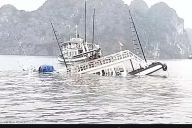 Va chạm với tàu chở đá, một tàu du lịch chìm trên vịnh Hạ Long