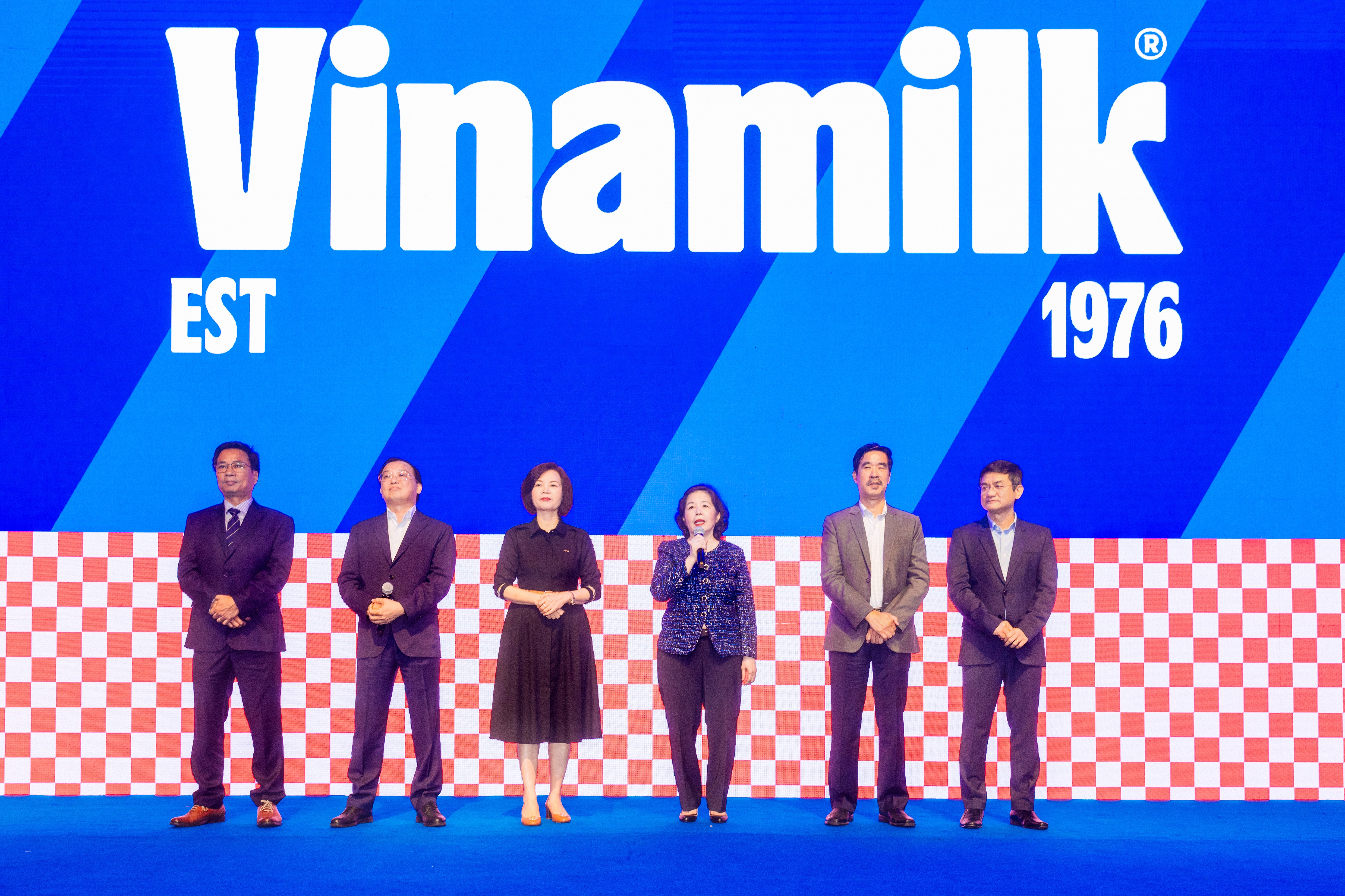 Chiếc logo bạc tỷ của Vinamilk