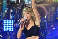 Taylor Swift mặc “mát mẻ” hát mừng năm mới | Báo Dân trí