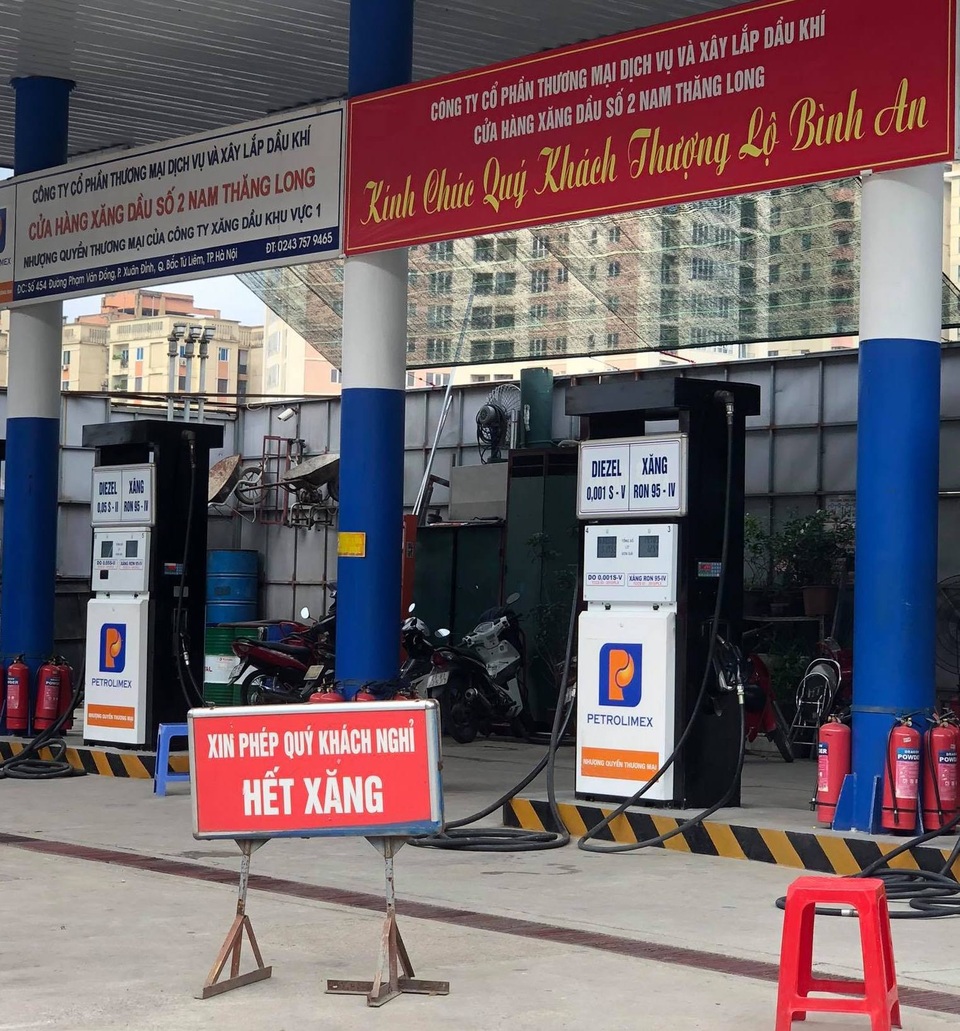 Trước giờ tăng giá, khách mua xăng tăng mạnh, cửa hàng treo biển báo hết - 2 Trước giờ tăng giá, khách mua xăng tăng mạnh, cửa hàng treo biển báo hết - 2