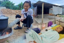 Mẹ ung thư, bố ở bệnh viện, bé gái 8 tuổi bơ vơ trong căn nhà trống hoác